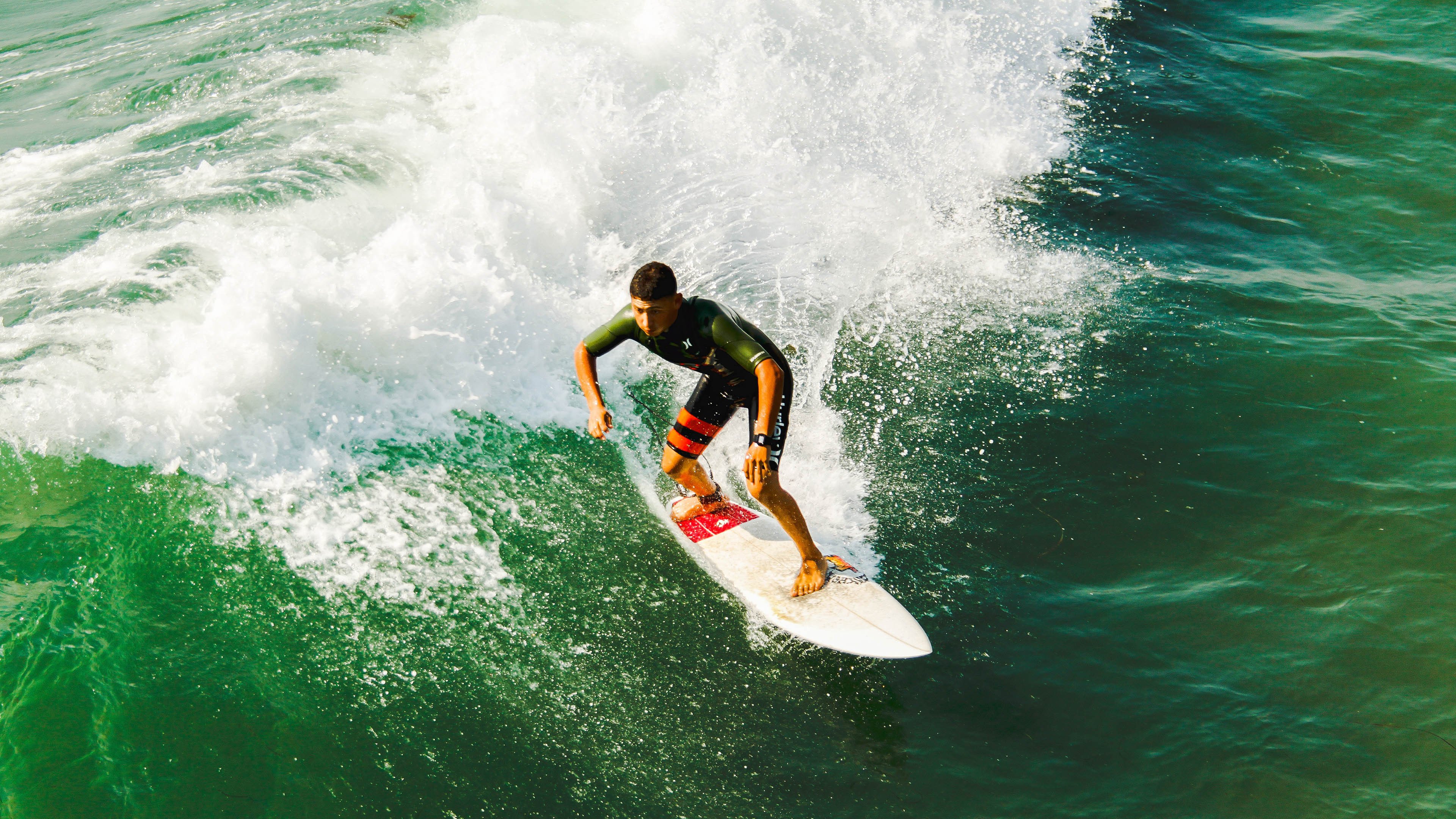 _海浪之舞：冲浪运动的极致演绎_，冲浪bgm